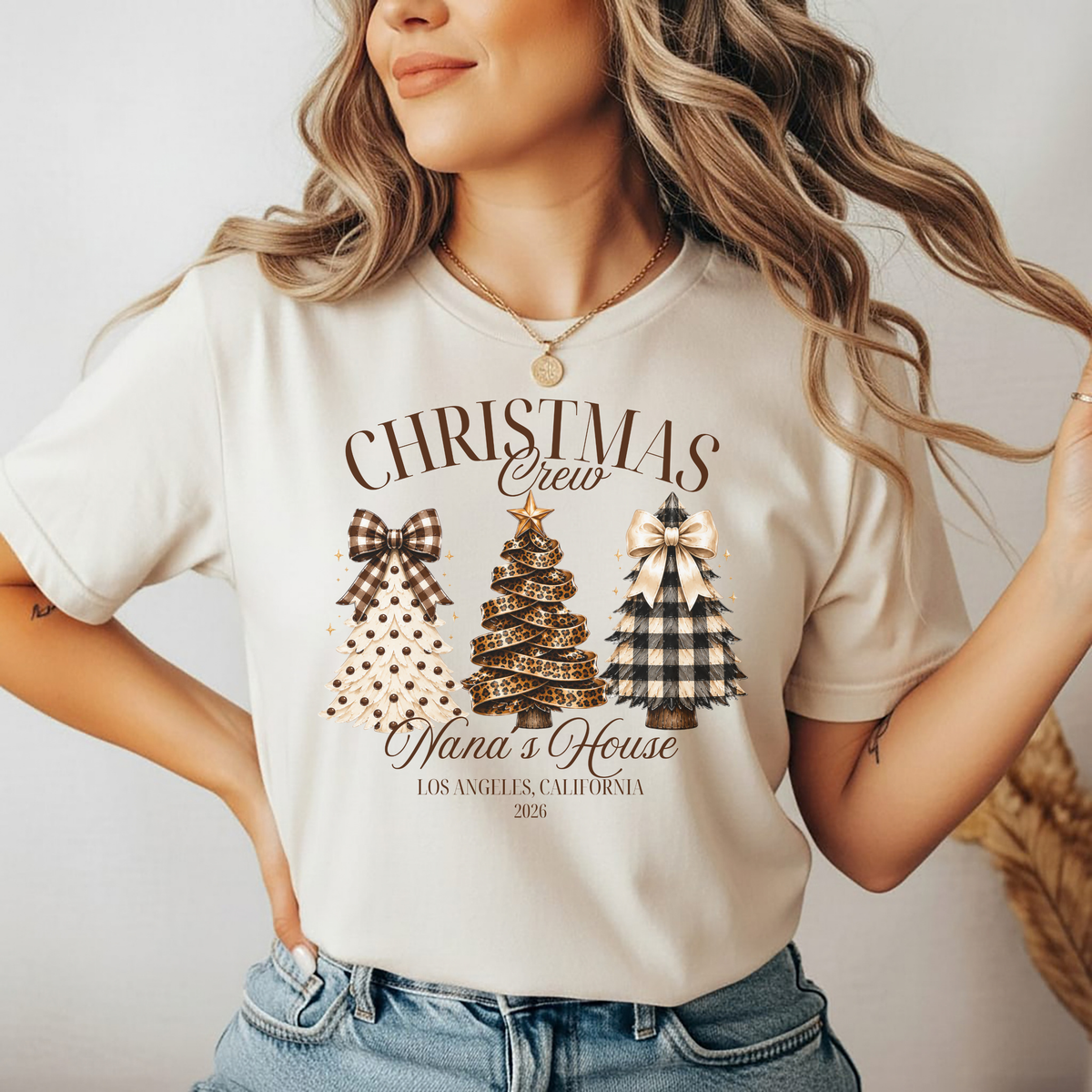 Playera navideña personalizada con árboles de Navidad, moños y estampado DTF