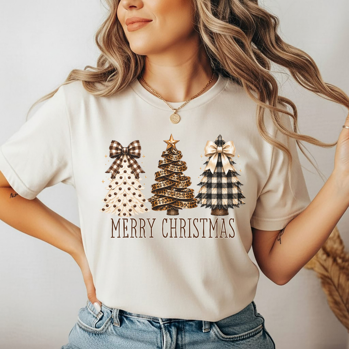 Playera navideña Merry Christmas para mujer con tres árboles de Navidad, estampado leopardo, cuadros y lunares decorados con moños.