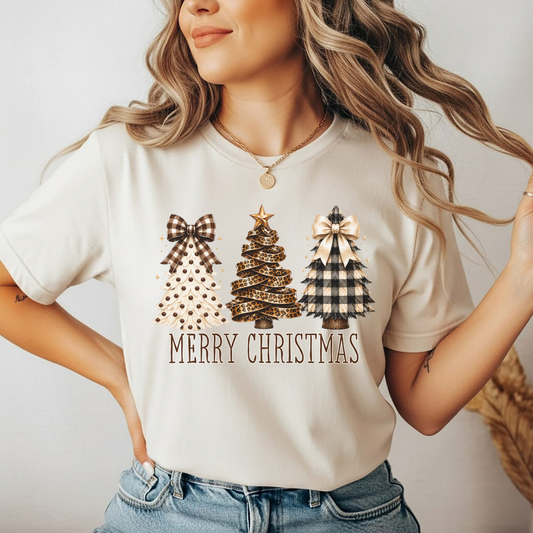 Playera navideña Merry Christmas para mujer con tres árboles de Navidad, estampado leopardo, cuadros y lunares decorados con moños.