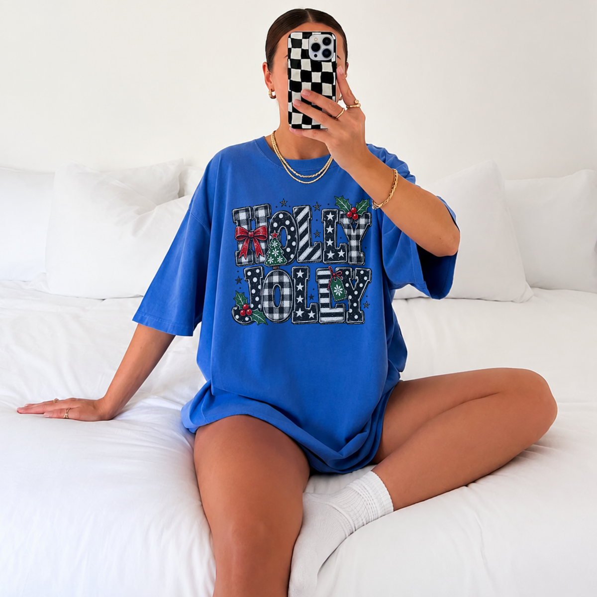 Playera navideña Holly Jolly con moños rojos, acebo, árbol de Navidad y letras con patrones buffalo plaid, lunares, rayas y estrellas