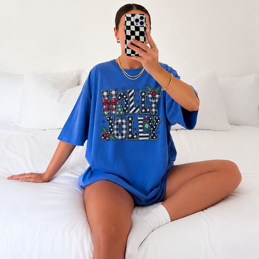 Playera navideña Holly Jolly con moños rojos, acebo, árbol de Navidad y letras con patrones buffalo plaid, lunares, rayas y estrellas